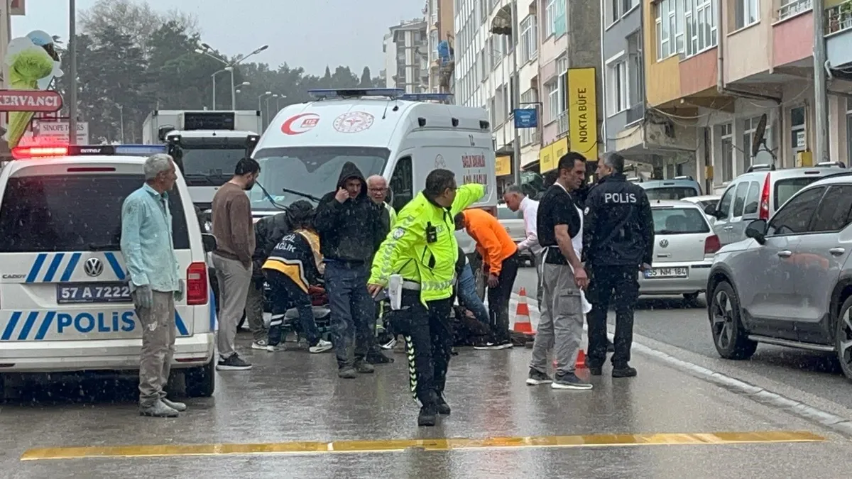Sinop'ta hafif ticari araç yayaya çarptı: 1 yaralı