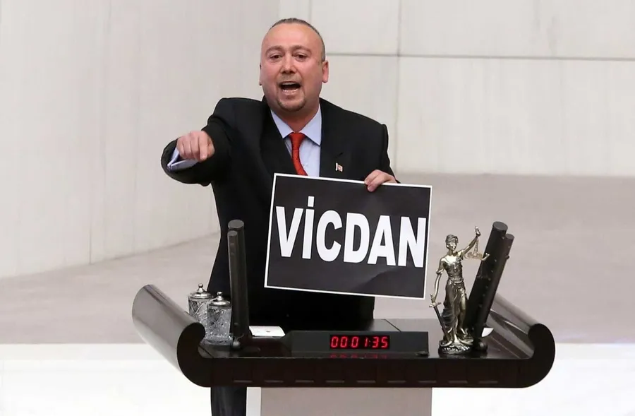 1774698236019.jpeg Belediye binasından içeriye girmemişler - 2