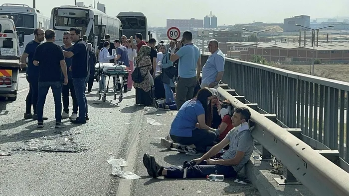 1716281913648.jpeg Manisa'da 2 midibüs ve 1 otobüs birbirine girdi! Zincirleme kazada 35 yaralı - 3
