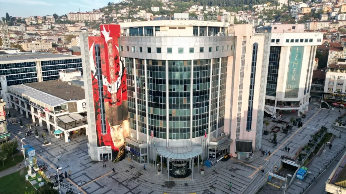 İzmit Belediyesi'ne operasyon! Fatma Kaplan Hürriyet ve eşi gözaltına alındı! Belediye binası ve evinde arama yapılıyor