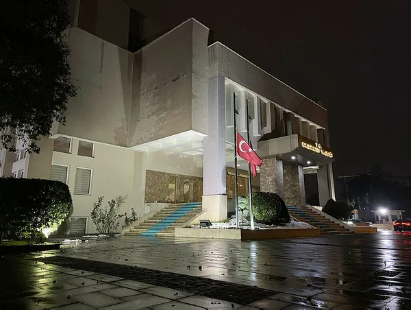 Başkan Erdoğan: Depremler sebebiyle 7 gün süreyle milli yas ilan edildi - 7