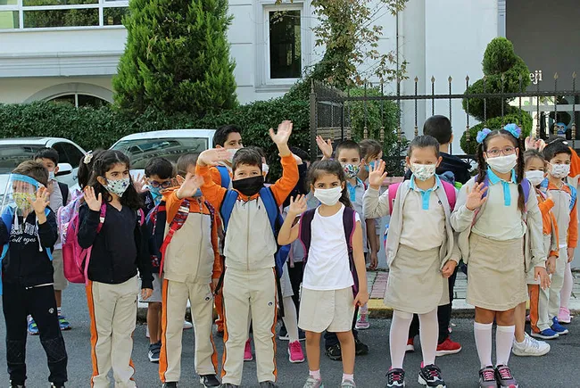 yuz-yuze-egitimde-kucuk-siniflardaki-cocuklari-bekleyen-tehlike-maske-degistirme-1603088408224.jpg Maskelerdeki desen tehlikesi! Küçük sınıflardaki çocuklar maske değiştiriyor - 3