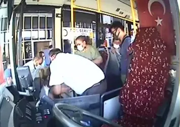 Otobüs şoförü fenalaşan yolcuyu hastaneye böyle yetiştirdi