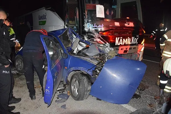 izmirde-feci-kaza-ortalik-savas-alanina-dondu-yolcu-otobusu-ile-otomobil-carpisti-cok-sayida-yarali-var-1708900694990.jpeg İzmir’de feci kaza! Ortalık savaş alanına döndü | Ölü ve yaralılar var - 3
