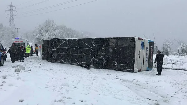 Son dakika: İstanbul yolunda korkutan kaza! Zonguldak-İstanbul karayolunda yolcu otobüsü devrildi
