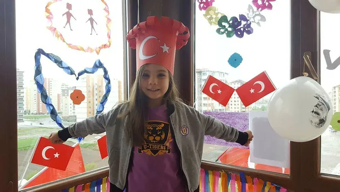evde-23-nisan-coskusu-mesajlariyla-moral-oldular-1587615501460.jpg Evde 23 Nisan coşkusu! Mesajlarıyla moral oldular... - 1
