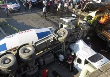 Kadıköy'de beton mikseri aracın üstüne uçtu