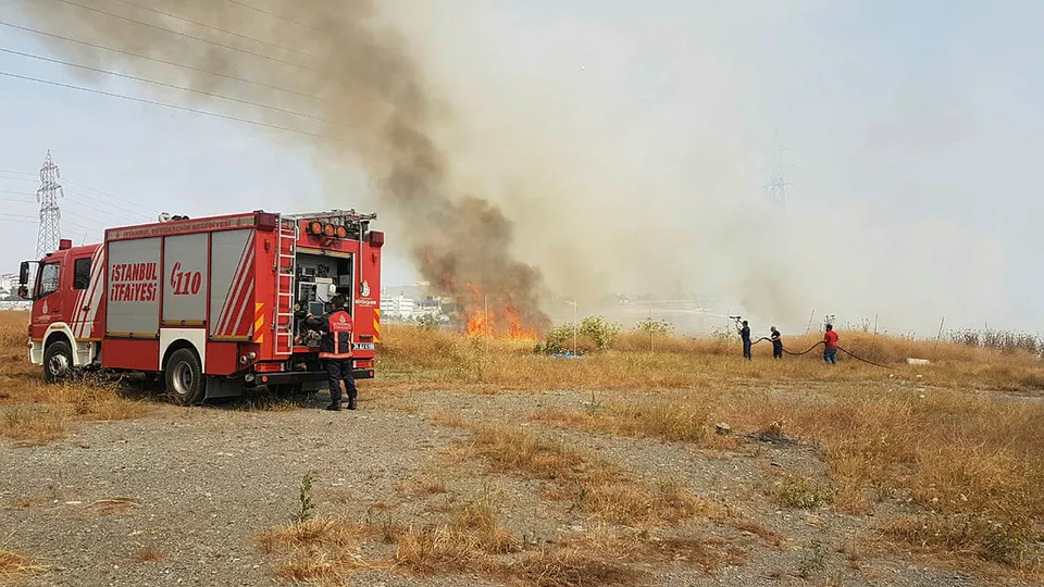 E-5 kenarındaki arazide yangın!