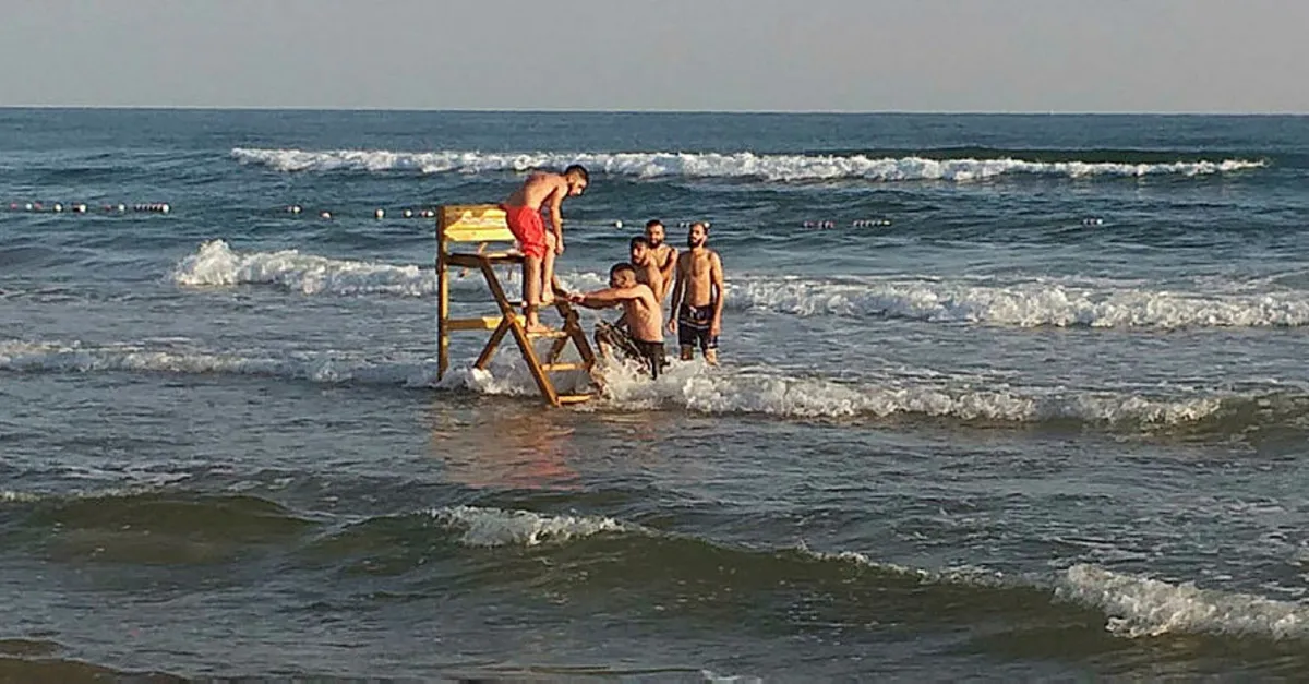 İstanbul Şile sahilinde ilginç olay! Cankurtaran kulesini söküp denize taşıdılar