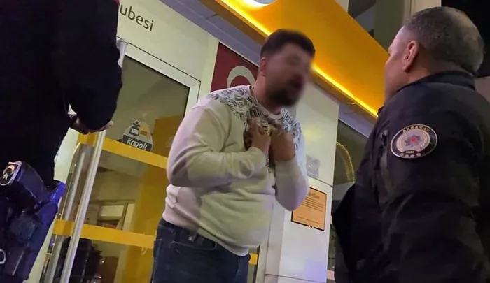 aksarayda-kendini-araca-kilitledi-polise-ecel-teri-dokturdu-1735007534102.jpeg Polise ʺDünkü çocuk musun?ʺ diyen alkollü sürücü kendini araca kilitleyip polislerin videosunu çekti (İHA)