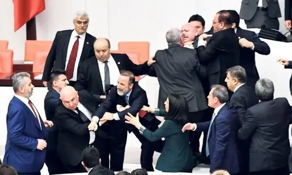 CHP’li Engin Özkoç, Başkan Eroğan’a hakaret edip Meclis’i karıştırmıştı! İşte Meclis’te Engin Özkoç’un yumruk yediği o an