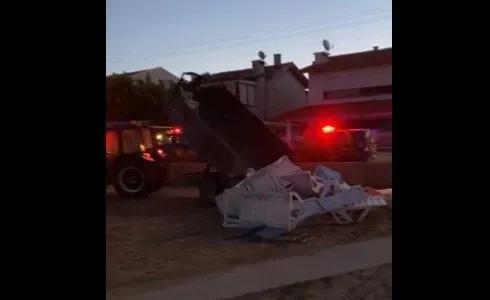 Ayvalık Belediyesi'nden gece yarısı şezlong operasyonu: Her şeyi kırdılar! Vatandaşlar isyan etti: Yıldırma politikası var! - 1