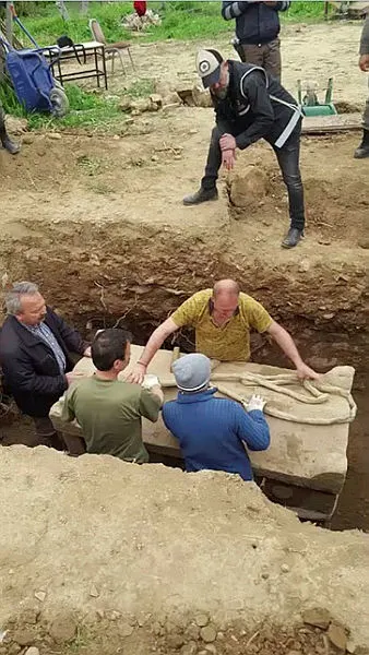 Bolu'da Roma dönemine ait lahit mezar bulundu - 1