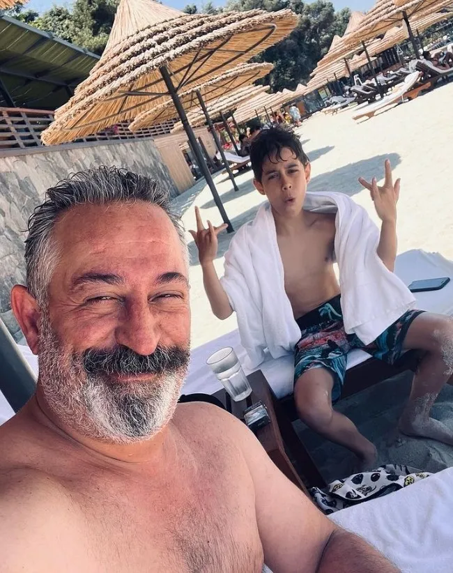 Ünlü komedyen Cem Yılmaz Mercedes aracıyla trafik kazası geçirdi