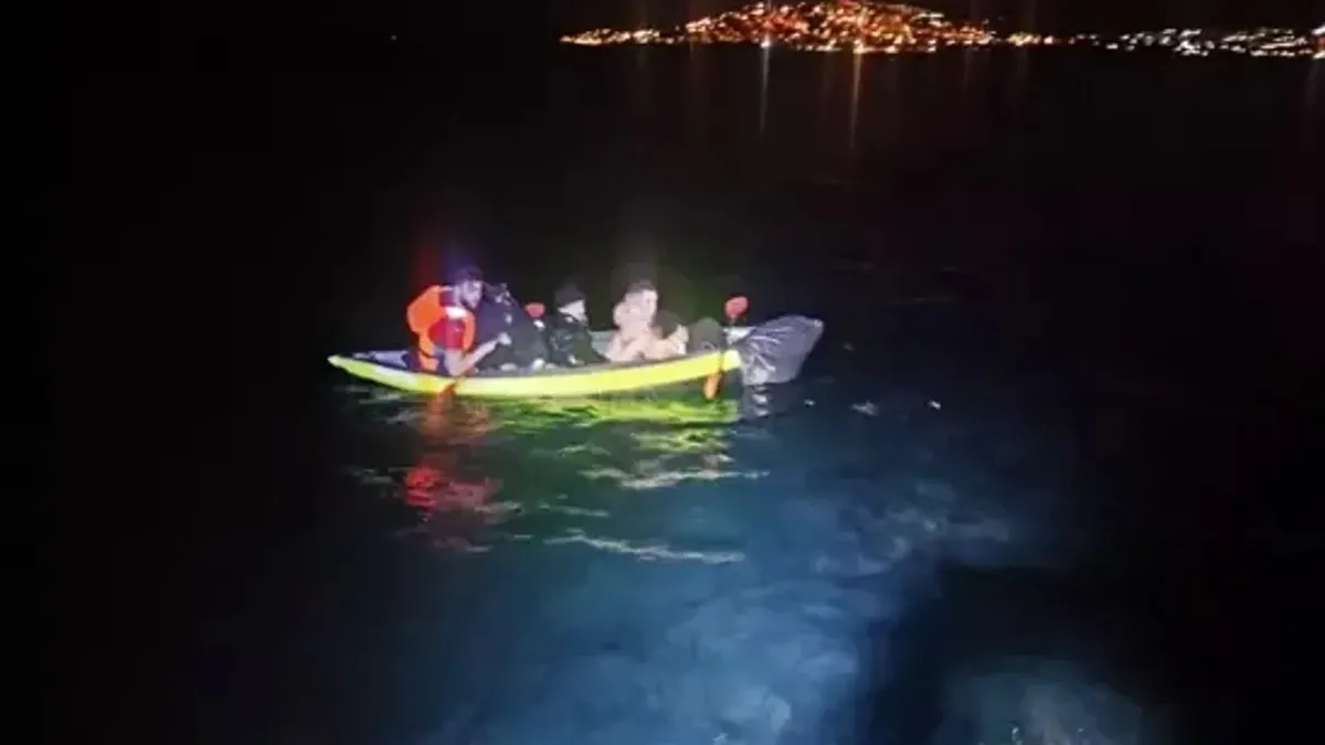 Kanoyla kaçarken yakalandılar