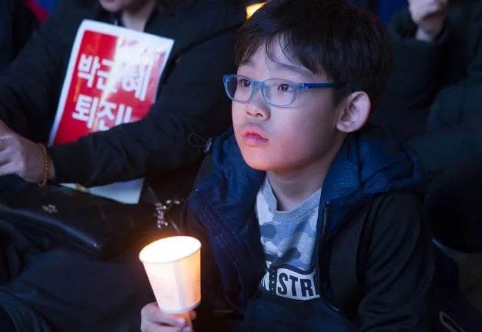 Güney Kore’de halk meydanlara döküldü
