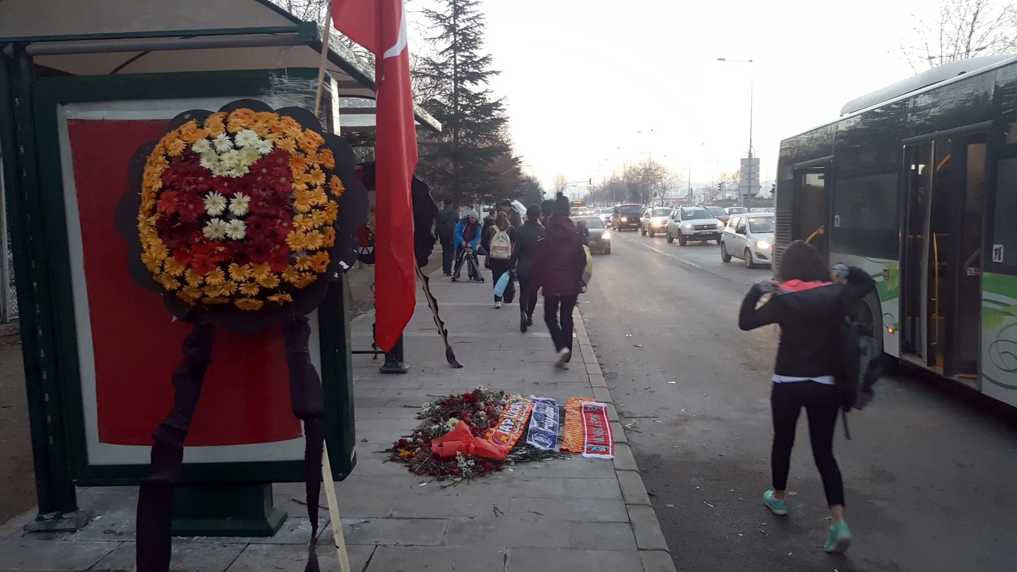 Kayseri'de bombalı saldırının ardından durağa 'Şehit Komandolar' yazısı - 1