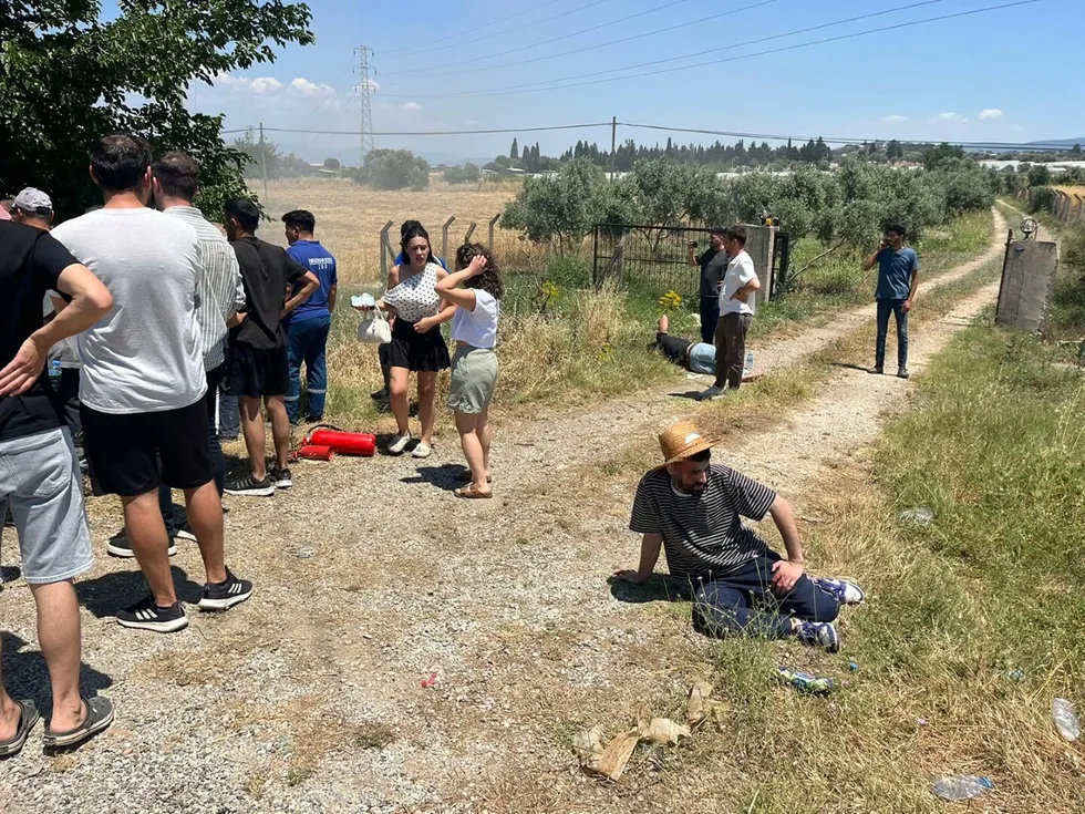 İzmir'de otomobil ağaca çarptı: 4 ağır yaralı - 3