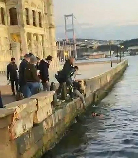 İstanbul’da fotoğraf çeken turist hayatının şokunu yaşadı! Özel Harekat Polisi böyle kurtardı - 2