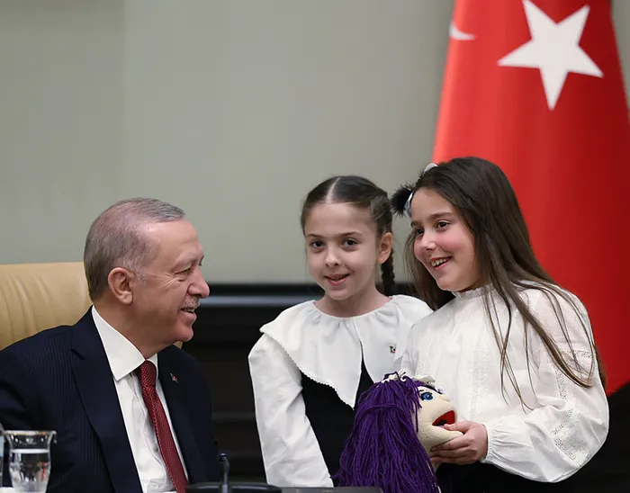 turkiye-23-nisani-kutluyor-milli-iradenin-simgesi-tbmm-104-yil-once-acildi-baskan-erdogan-kulliyede-cocuklari-1713878892557.jpg Türkiye 23 Nisan'ı kutluyor! Milli iradenin simgesi TBMM 104 yıl önce açıldı | Başkan Erdoğan Külliye'de çocukları ağırladı - 1