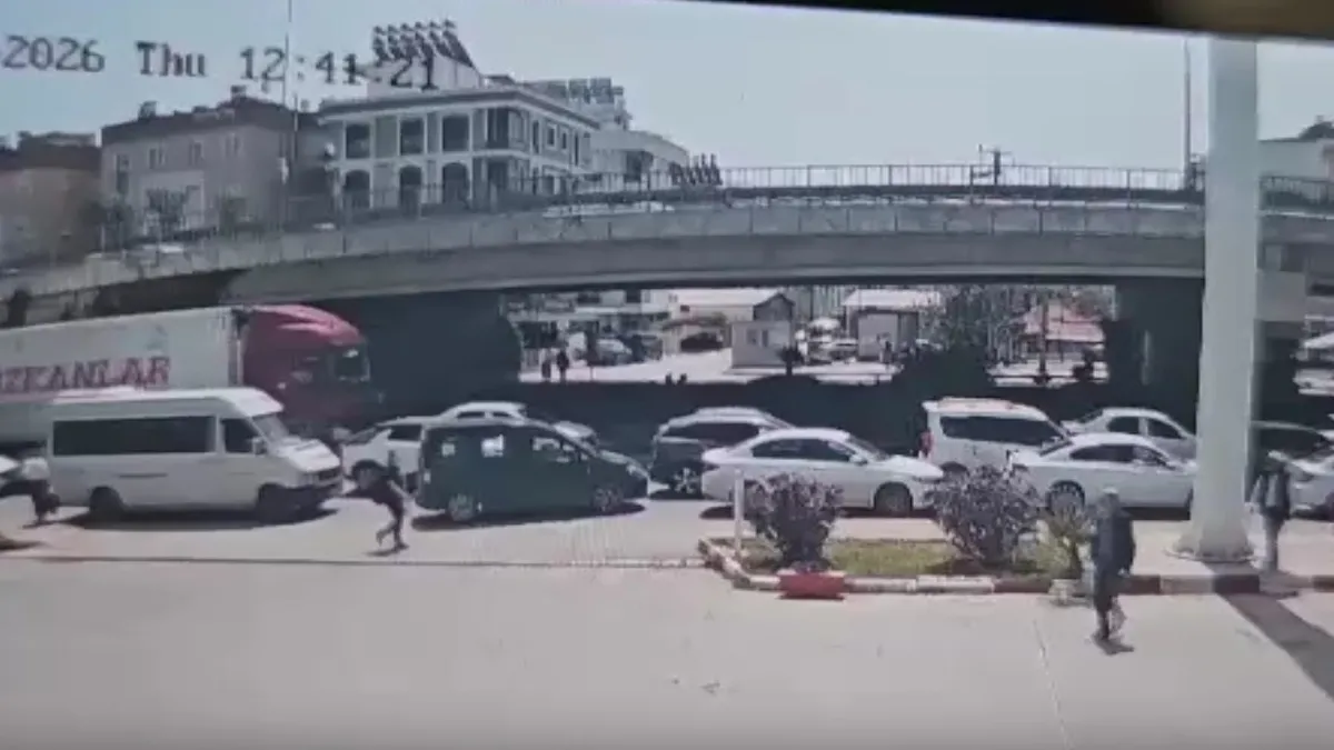 Mendil satarken TIR'ın altında kalan kadın hayatını kaybetti