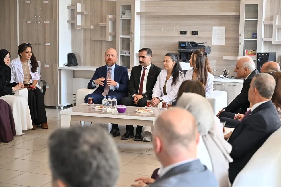 bilal-erdogan-yeni-egitim-ogretim-yilinin-ilk-gununde-diyarbakirda-ogrenci-ve-ogretmenlerle-bulustu-1789376688053.jpeg Bilal Erdoğan yeni eğitim öğretim yılının ilk gününde Diyarbakır’da öğrenci ve öğretmenlerle buluştu - 2