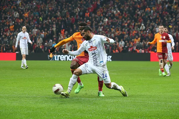 galatasaray-crizespor-canli-anlatim-1709923828343.jpeg Galatasaray Çaykur Rizespor'a gol oldu yağdı! Kerem Demirbay yıldızlaştı Aslan liderliği bırakmadı - 3