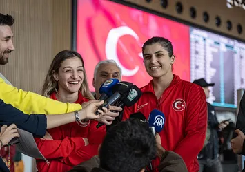 Dünya Şampiyonu Busenaz Sürmeneli'den rakiplerine gözdağı: Uzun bir süre daha beni izleyecekler