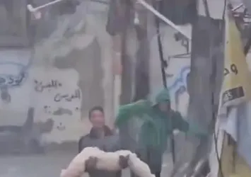 Dünyanın utanç tablosu! Gazze'yi sel vurdu: Şehit kardeşinin cenazesini taşıdığı anlar yürekleri dağladı