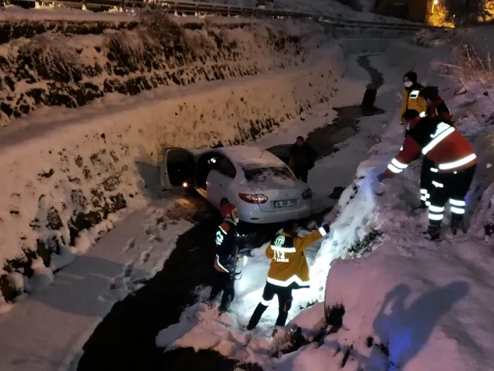 Maltepe'de buzlanan yolda kayan araç dereye uçtu! Baba ve oğul yaralandı - 2