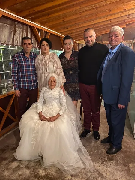 1575737881860.jpg Döndü ninenin gelinlik hayali 85 yaşında gerçeğe dönüştü - 1
