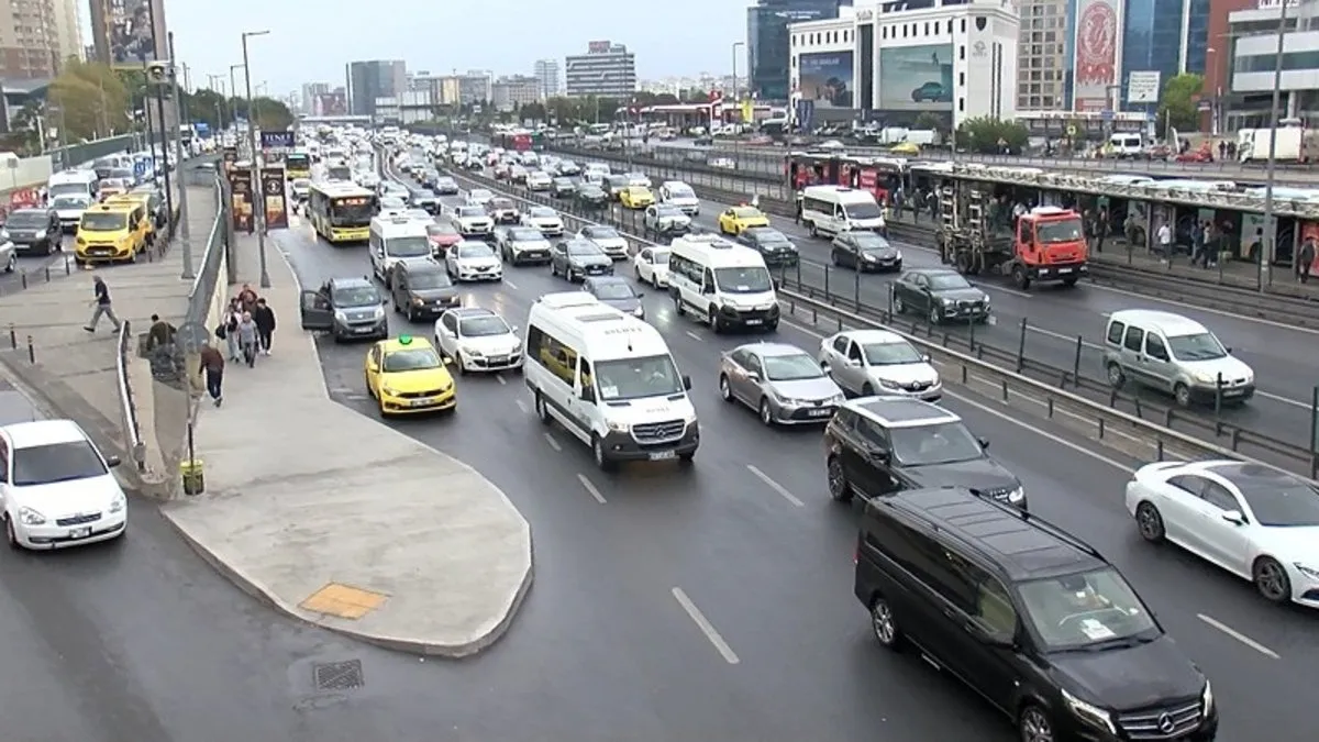 İstanbul'da yağışın etkisiyle trafik kilitlendi! Toplu taşıma kullanan vatandaşlar zor anlar yaşadı