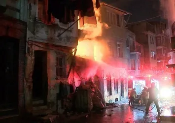Beyoğlu'nda korkutan yangın!