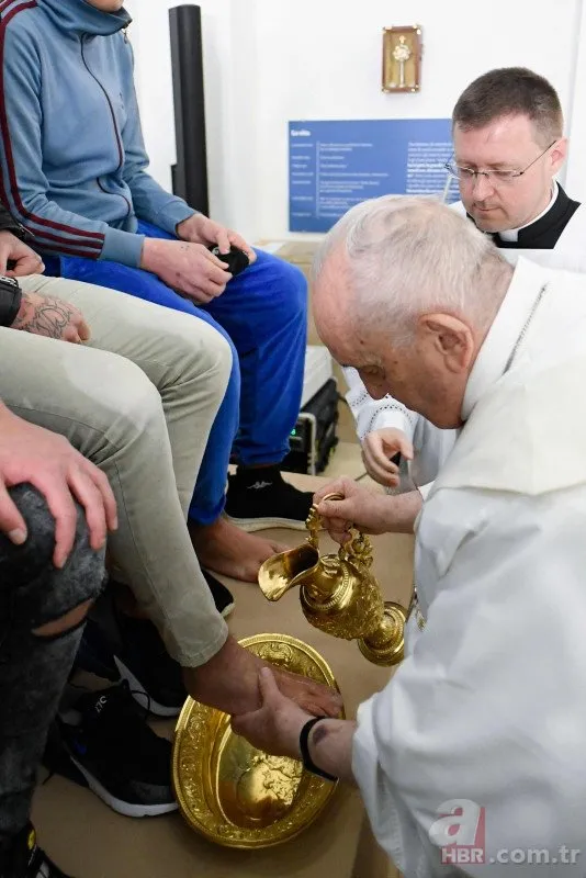 Papa Francis mahkumların ayaklarını yıkayıp öptü! Araların da bir de Müslüman var