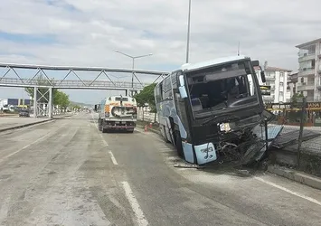 AK Partilileri taşıyan otobüs Polatlı'da kaza yaptı