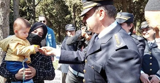 sehidin-10-aylik-bebeginden-yurek-burkan-hareket-emniyet-muduru-rozetini-cocuga-hediye-etti-1649528671896.jpg Şehidin 10 aylık bebeğinden yürek burkan hareket: Emniyet Müdürü rozetini çocuğa hediye etti - 2