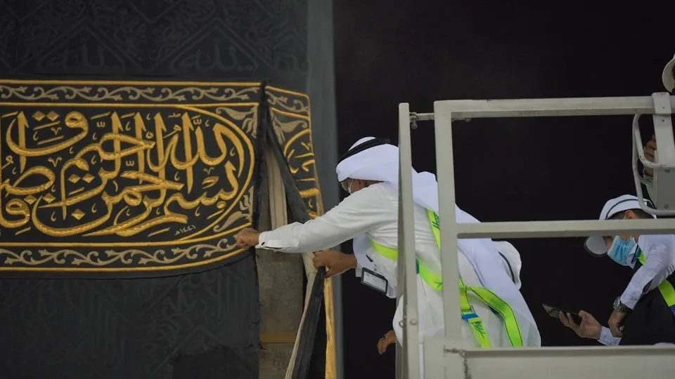 Kabe'nin örtüsü 'Kisve-i Şerif'i değiştirme çalışmaları başladı