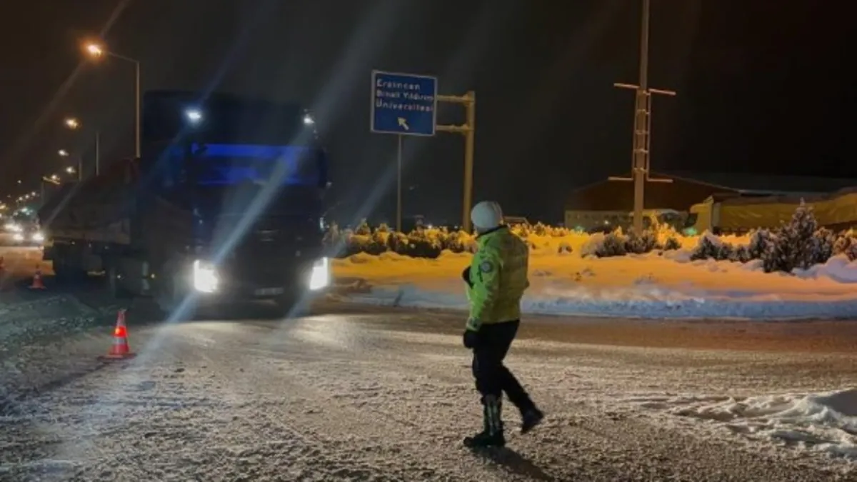 Erzincan-Sivas karayoluna çığ düştü ulaşıma kapandı!