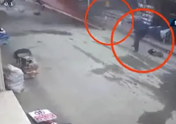 Fırtınaya dayanamayan çatı yol ortasına uçtu! Kıl payı kurtuldular