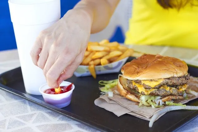 Fast food zincirinin gizli bilgileri ifşa edildi! Tavuk ve içecekler…