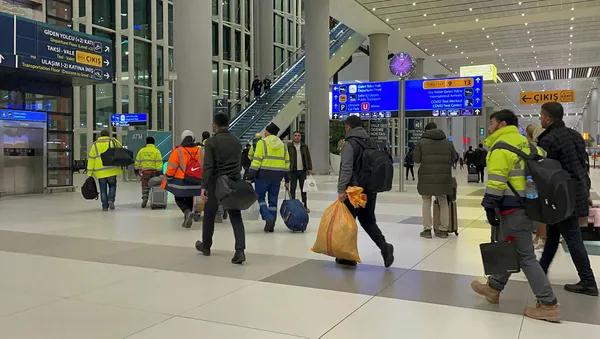 Hatay'dan kalkan depremzedeleri taşıyan uçak İstanbul'a indi - 2
