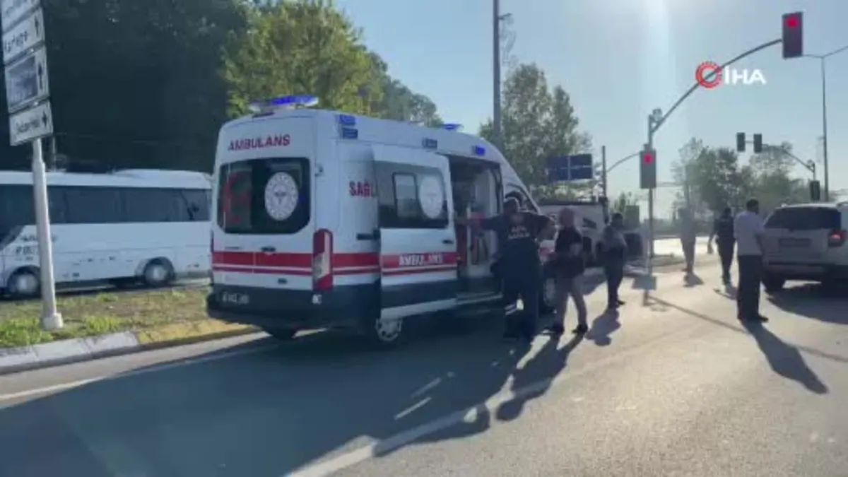 Kocaeli'nde trafik ışıklarında kaza: Otomobil takla attı