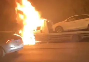Beykoz'da panik anlar! Araç yüklü çekici alevlere teslim oldu
