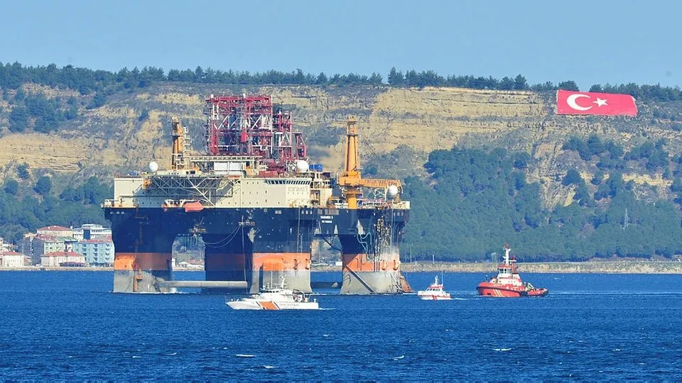 Yüzen dev Scarabeo 9 Çanakkale Boğazı’ndan geçti | Video