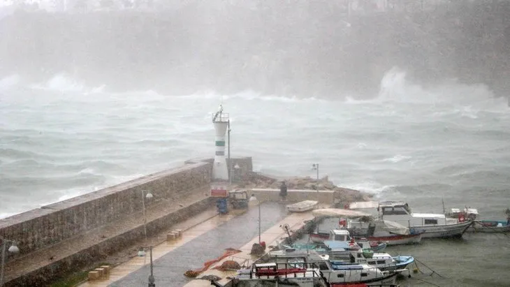 Antalya’da dev dalgalar sahili dövdü! Meteoroloji turuncu kodla uyardı! Fırtına ve yağmur bölgeyi esir aldı