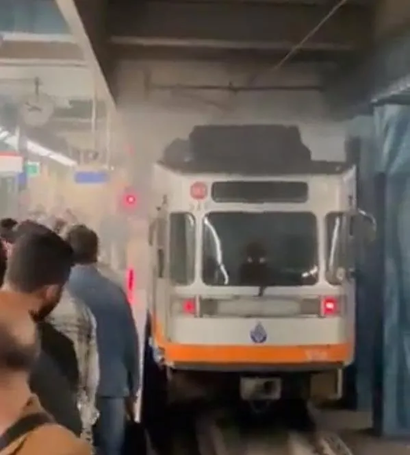 CHP’li İmamoğlu’na vatandaşlardan büyük protesto! Metro istasyonu dumanlarla kaplandı