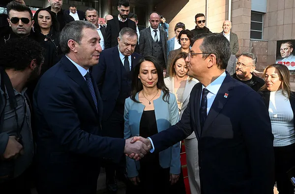 CHP’de ikinci bildiri skandalı yolda! Özgür Özel’den yeniden imzalamayacağız iması! DEM Parti’nin ortakları Kandil’e selam çakma peşinde...