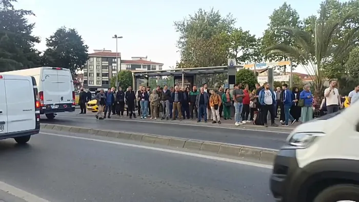 Halk otobüsleri kontak kapattı vatandaşlar duraklarda bekledi (AHABER)
