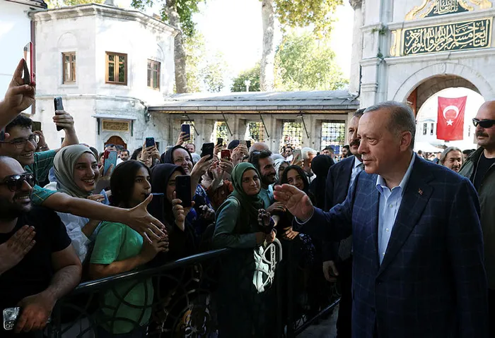 baskan-erdogandan-eyup-sultan-turbesine-ziyaret-1658692000520.jpg Başkan Erdoğan'dan Eyüp Sultan Türbesi'ne ziyaret - 1