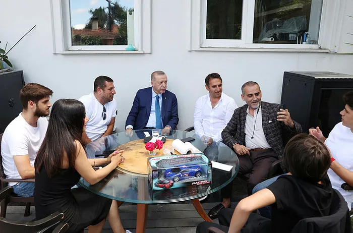 1655470288476.jpg Başkan Erdoğan Üsküdar'da vatandaşlarla sohbet edip çay içti - 2